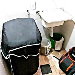 ein schmutziges Zimmer mit einem Waschbecken und einem Schreibtisch in der Unterkunft ALUGO CASA INTEIRA 3 SUÎTES EXCELENTE CASA no centro de Cabo Frio in Cabo Frio