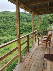 Un balcón o terraza de Bangalô dos Araçás - sítio Vô Haack