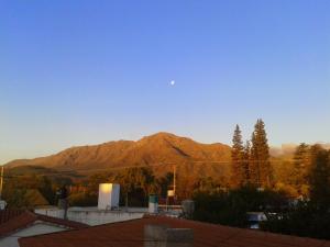 Una imagen general de la montaña o una montaña tomada desde la casa de vacaciones