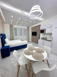 um quarto com uma mesa e cadeiras e uma cama em Boutique Luxury Residence em Budapeste