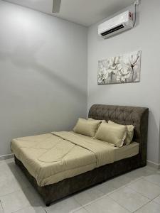 Llit o llits en una habitació de D'Sara Homestay Fully Furnished 3 bedrooms All Aircond 2 miles centre