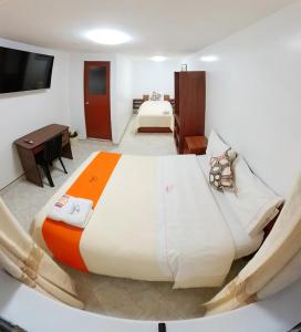 um quarto com uma cama grande num quarto em Sumaq Dreams Ayacucho em Ayacucho