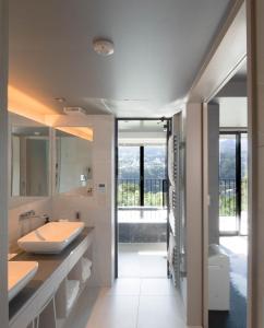 ein Badezimmer mit zwei Waschbecken und einem großen Spiegel in der Unterkunft HAKONE NICA in Hakone