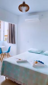 a bedroom with a bed with two towels on it at Mar&Brisa Hospedagem in Penha