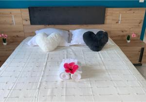 un letto con due cuori e due asciugamani sopra di Superbe Appart T2 de standing, à l'Anse à l'âne, à 5mn à pied des plages a Les Trois-Îlets