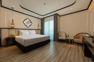Postel nebo postele na pokoji v ubytování FTE Ba Dinh Hotel