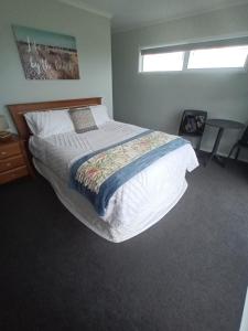 Łóżko lub łóżka w pokoju w obiekcie Opotiki Waiotahi Beach Retreat