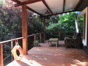 porche de madera con banco y columpio en Casa en el Delta de Tigre en Tigre
