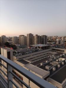 vistas a la ciudad desde el techo de un edificio en Viña Parque Urbano, en Viña del Mar
