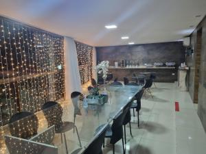 奧林達的住宿－Recanto Convenções，一间带长桌和椅子的用餐室