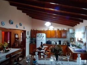 cocina con armarios de madera y nevera blanca en mi sueño, en Punta del Diablo