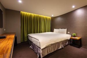 Ein Bett oder Betten in einem Zimmer der Unterkunft Goodmore Hotel