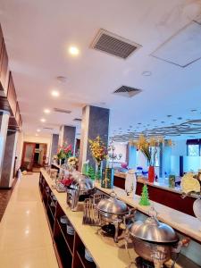 uma linha de buffet com várias panelas e frigideiras em Muong Thanh Vinh Hotel em Vinh