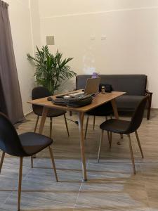 a wooden table with a laptop on top of it at Departamento en Esmeraldas in Esmeraldas