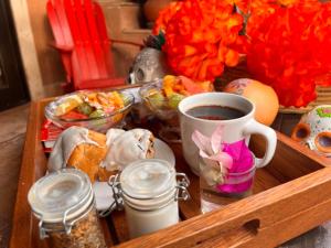 - un plateau de nourriture et une tasse de café sur une table dans l'établissement Posada del Cortes, à Loreto