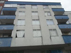 ein großes Apartmenthaus mit Fenstern in der Unterkunft Apartaestudio en Pereira con vista al viaducto - Beatiful apartment with city view in Pereira