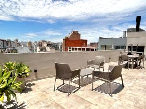un patio con sillas y una mesa en el techo en Modern & comfortable apartment studio in Recoleta en Buenos Aires