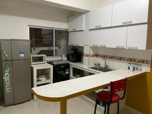 a kitchen with white cabinets and a white counter top at Apartamento cerca a la candelaria y hospitales principales de Bogota in Bogotá