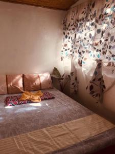 ein Schlafzimmer mit einem Bett mit einer Decke darauf in der Unterkunft SHALOM CAMP in El Nido