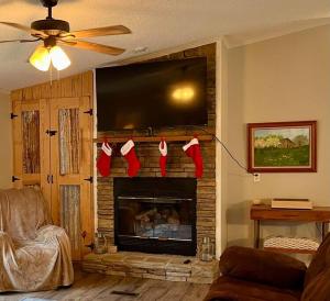 - un salon doté d'une cheminée avec des chaussettes de Noël dans l'établissement Rustic Relaxation Home! Spacious and Private, 