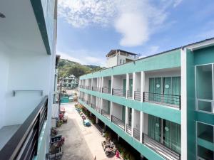- une vue depuis le balcon d'un bâtiment dans l'établissement Melissa Kata Beach Resort, à Kata Beach