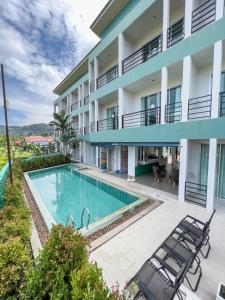 un apartamento con piscina y un edificio en Melissa Kata Beach Resort, en Kata Beach