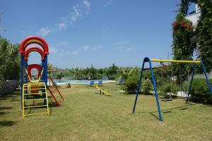 een park met een speeltuin met een zwembad bij Colosseo Star in Agios Prokopios