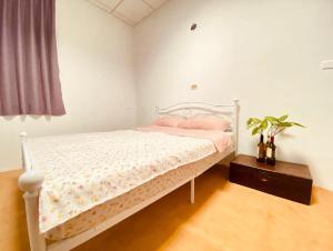 a bedroom with a bed and a window at Green sea House in Changbin