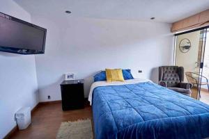 a bedroom with a bed and a flat screen tv at Amplitud y Comodidad, en un Bello y FULL equipado Departamento in Trujillo