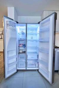 um frigorífico aberto com a sua porta aberta e o seu conteúdo em Amplitud y Comodidad, en un Bello y FULL equipado Departamento em Trujillo