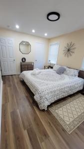 um quarto com uma cama grande e piso em madeira em HHI Homes LLC em Hilton Head Island
