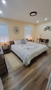 een slaapkamer met een groot bed en houten vloeren bij HHI Homes LLC in Hilton Head Island
