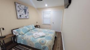 1 dormitorio con 1 cama con toallas en HHI Homes LLC en Hilton Head Island