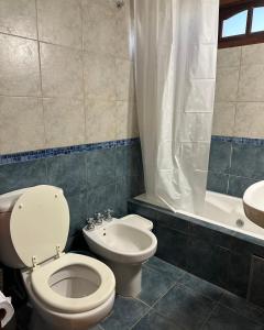 łazienka z toaletą, umywalką i wanną w obiekcie Apart Costa Esmeralda w mieście Ostende