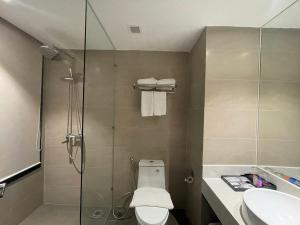 La salle de bains est pourvue d'une douche, de toilettes et d'un lavabo. dans l'établissement Majestic Premium Hotel, à Nha Trang