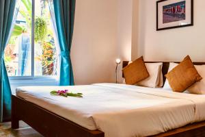Un dormitorio con una cama con flores. en Pier 42 Boutique Pool Villa Chalong, en Ban Na Kok