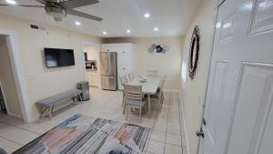 TV a/nebo společenská místnost v ubytování HHI Homes LLC