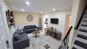 uma sala de estar com um sofá e uma televisão em HHI Homes LLC em Hilton Head Island
