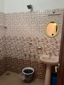 uma casa de banho com um lavatório e um espelho em Kuppath Inn em Cochin