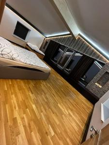 Zimmer mit einem Bett und Holzboden in der Unterkunft Lauku rezidence in Cēsis