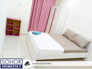 Posto letto in camera con tenda rosa di Sohor Homestay Changlun a Changlun