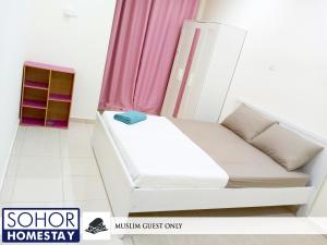 uma cama num quarto com uma cortina rosa em Sohor Homestay Changlun em Changlun