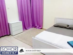a bedroom with purple curtains and a bed at Sohor Homestay Changlun in Changlun