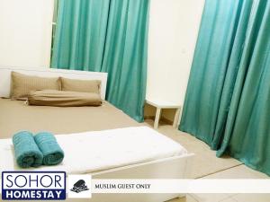 una camera da letto con letto e tende blu di Sohor Homestay Changlun a Changlun