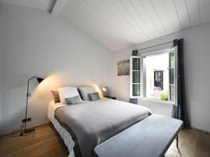 Habitación blanca con cama y ventana en Maison Les Portes-en-Ré, 6 pièces, 10 personnes - FR-1-434-87, en Les Portes