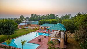 einen Blick über den Pool eines Resorts in der Unterkunft Aangan Resort Ranthambhore - A Private Pool Villa in Khilchīpur