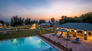 Peldbaseins naktsmītnē Aangan Resort Ranthambhore - A Private Pool Villa vai tās tuvumā