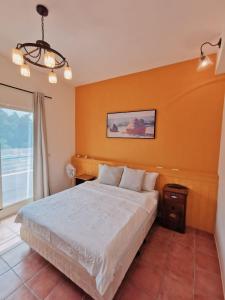 羅東鎮的住宿－羅東北投117，一间卧室配有一张橙色墙壁的床