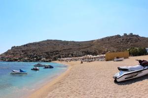 Ein Strand an oder in der Nähe der Villa