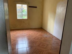 um quarto vazio com uma janela e um piso de madeira em NR appartments em Curepipe